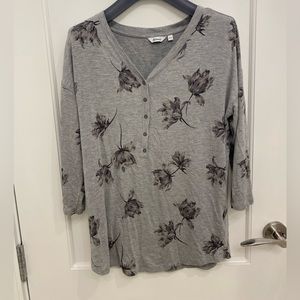 Reitmans xs v-neck tshirt